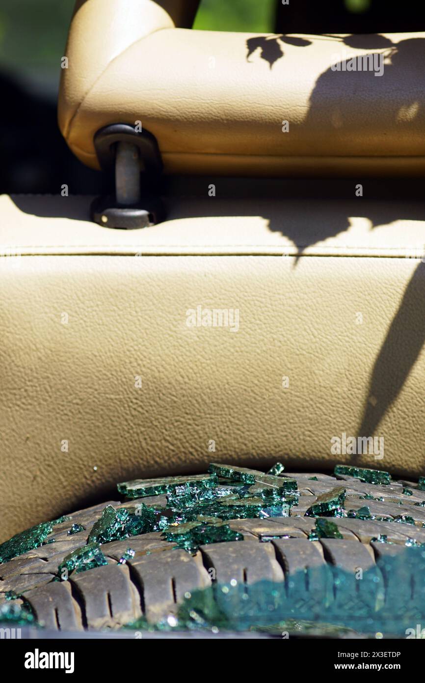 L'arrière de la voiture après l'accident : un fragment de verre brisé derrière le siège passager Banque D'Images