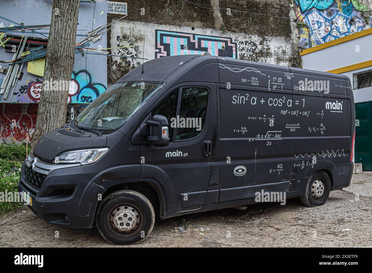 LISBONNE, PORTUGAL - 6 AVRIL 2024 : Galerie d'art urbain drôle, avec une voiture sur laquelle des formules mathématiques sont dessinées. Il symbolise l'éducation scolaire portée Banque D'Images