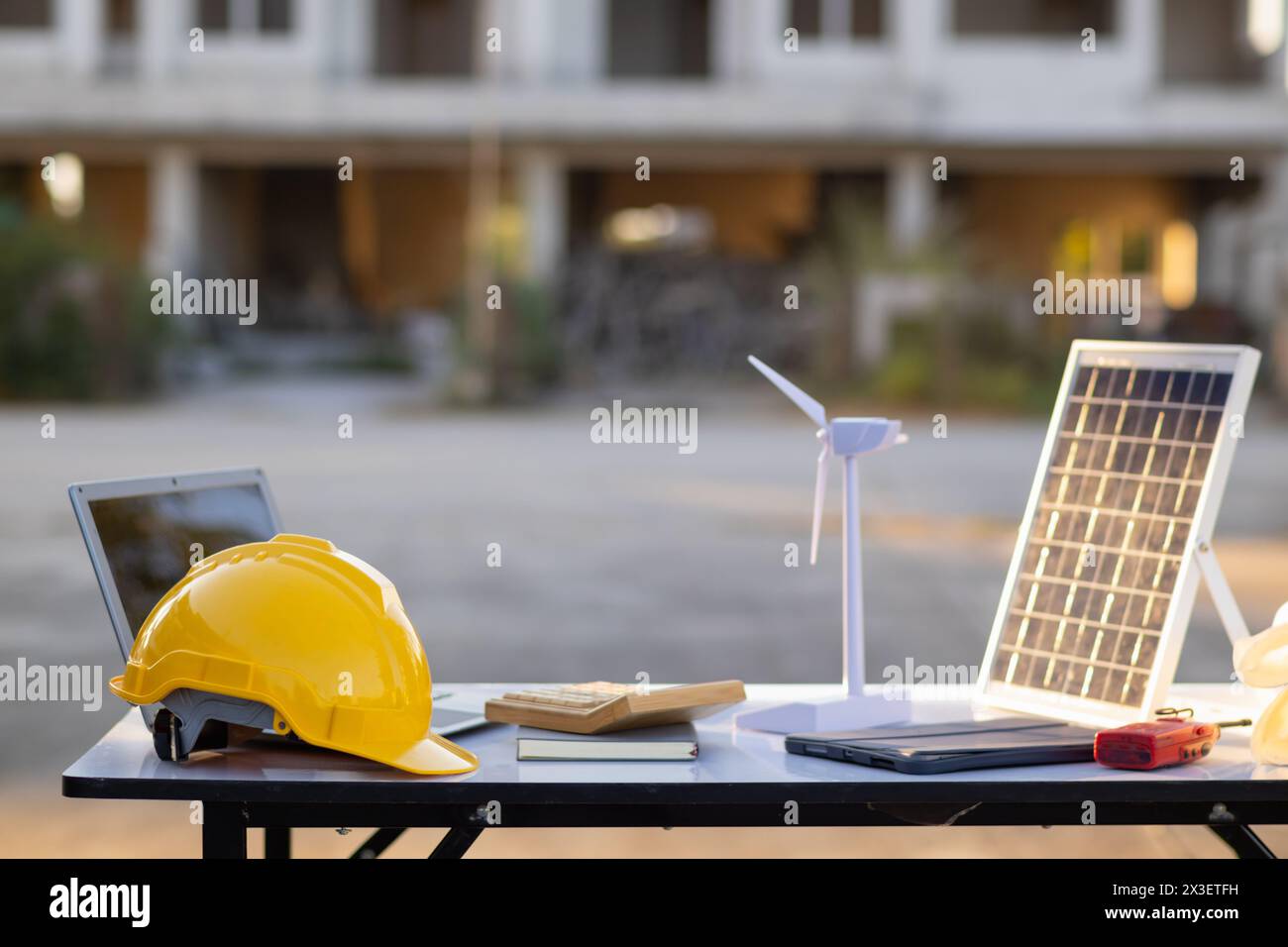 une équipe d’ingénieurs et de concepteurs s’est réunie pour concevoir une maison économe en énergie ou une maison à énergie verte qui utilise de l’énergie naturelle comme des éoliennes Banque D'Images