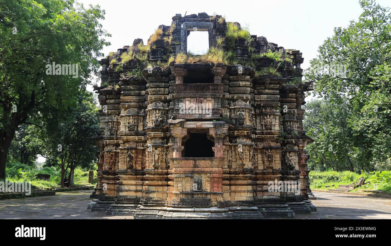 Sculptures de divinités hindoues sur la ruine Mandapa du temple Sharneshwar Mahadev, temple en ruine du 15ème siècle, Bandhana, forêt de polo, Gujarat, Inde. Banque D'Images