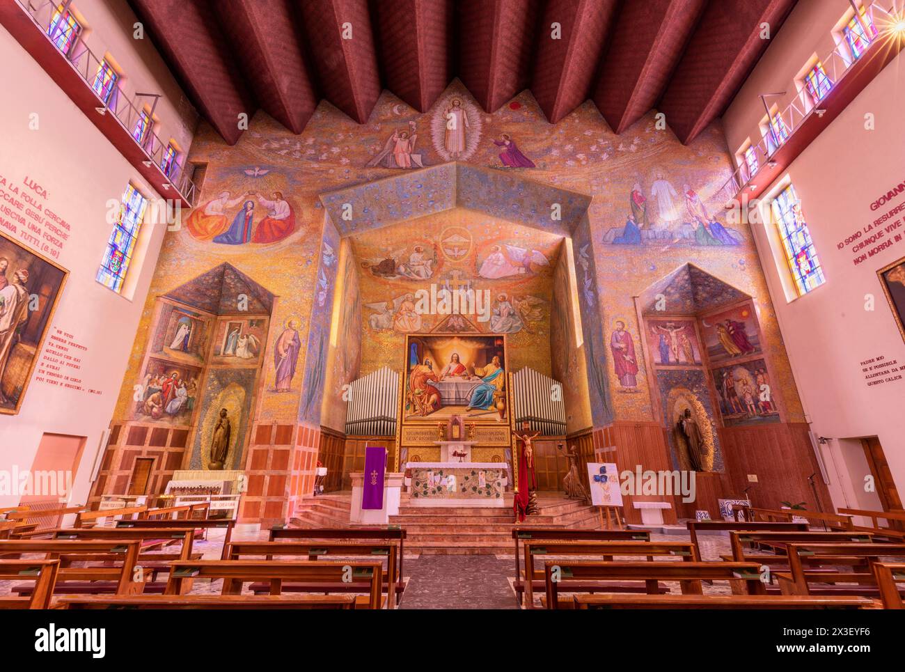 MILAN, ITALIE - 8 MARS 2024 : L'intérieur de l'église Chiesa di Santi Quattro Evangelisti Banque D'Images