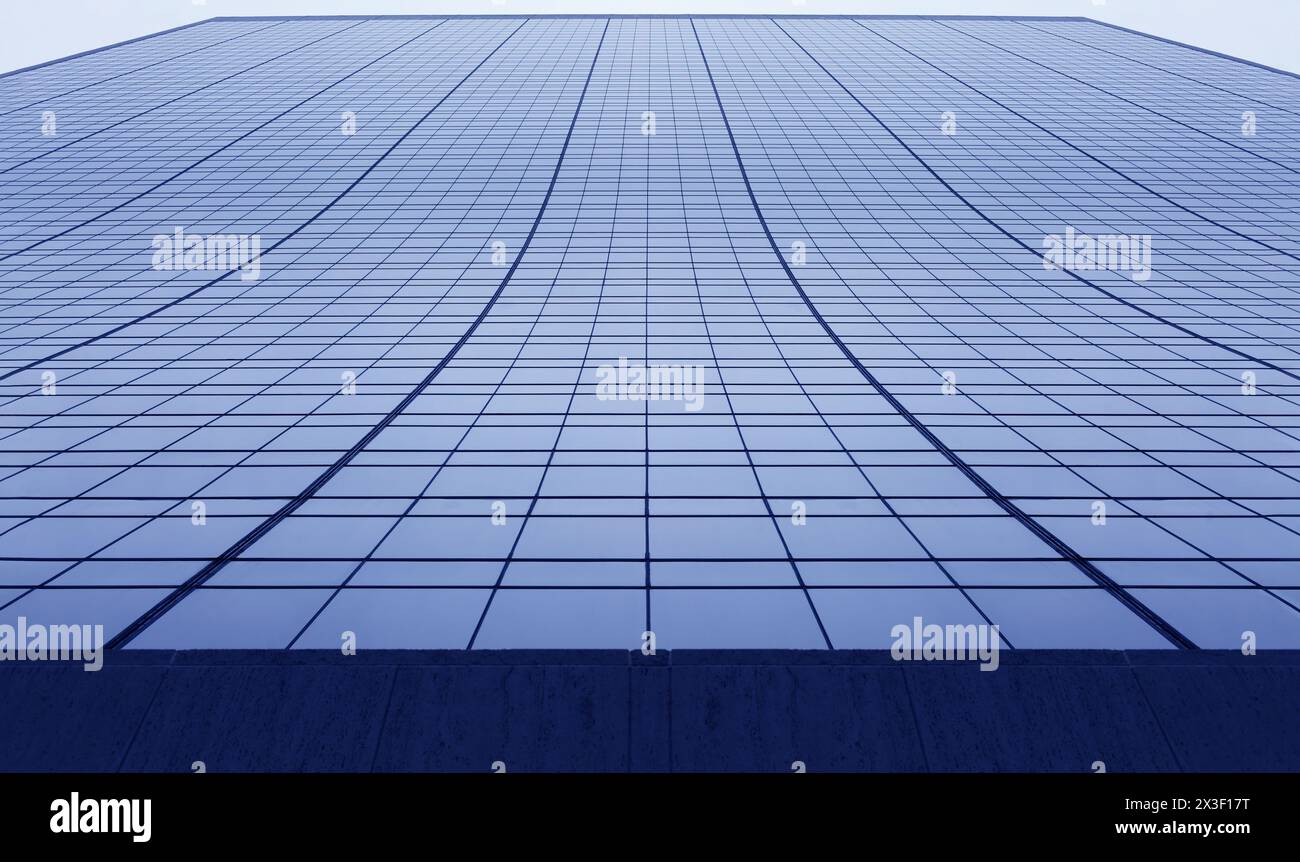 Façade de haut gratte-ciel bleu, immeuble de bureaux moderne, vue de dessous Banque D'Images