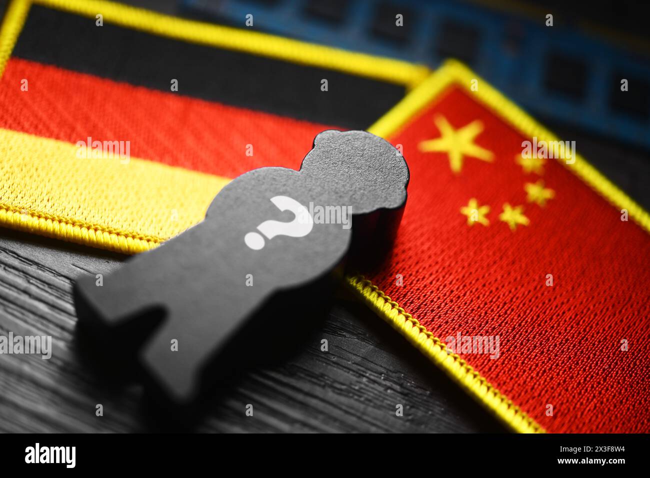 Figure noire avec point d'interrogation sur les drapeaux de l'Allemagne et de la Chine, photo symbolique de l'espionnage chinois, photomontage Banque D'Images