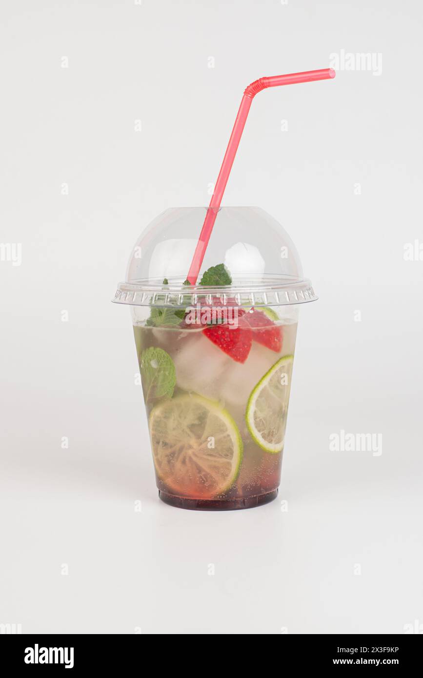 Boisson estivale rafraîchissante. Limonades colorées, mojito, fraise dans des gobelets en plastique avec de la glace. Boissons à emporter Banque D'Images