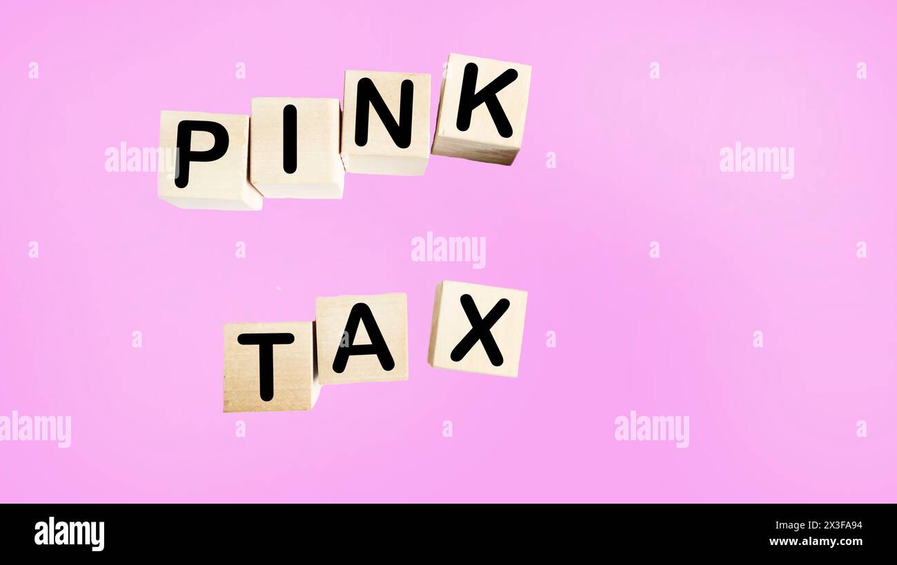 Mots Pink Tax fabriqués à partir de blocs de bois sur un fond rose pastel. Mise au point sélective, espace de copie Banque D'Images
