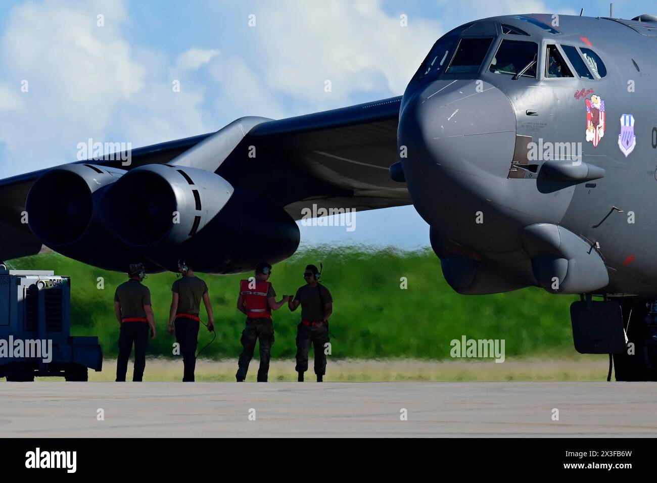 Des aviateurs de l'US Air Force du 96th Aircraft maintenance Squadron préparent un B-52 Stratofortress affecté à la base aérienne de Barksdale, La., pour retourner h Banque D'Images