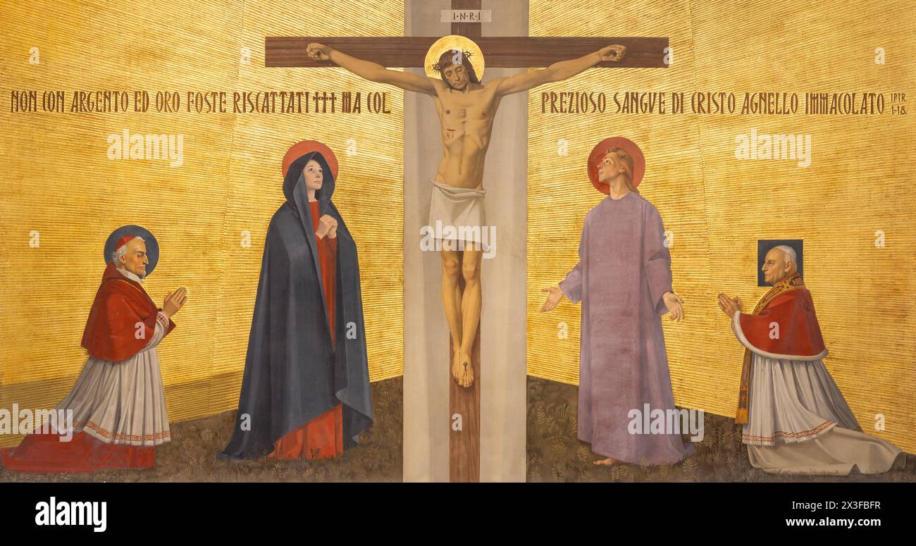 MILAN, ITALIE - MARS 48 2024 : fresque de Crucifixino dans l'église Chiesa di San Gregorio Barbarigo de P. Rivetta (1965). Banque D'Images