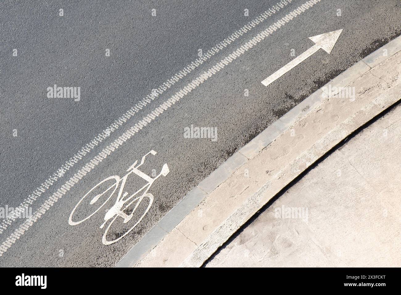 Marquages routiers avec flèche et symbole de vélo sur la voie cyclable de la ville et le trottoir par le haut Banque D'Images