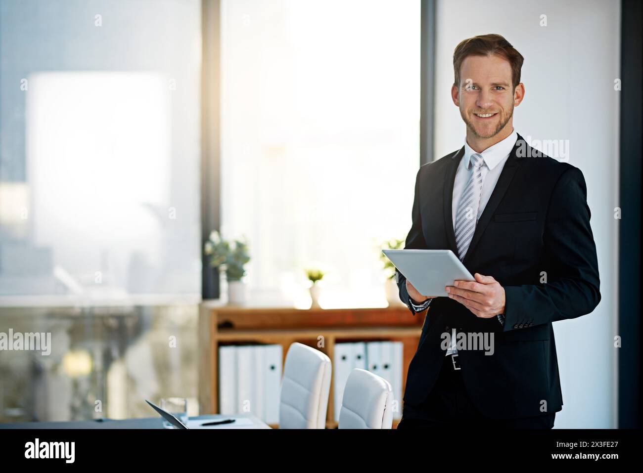 Portrait, tablette et homme d'affaires dans le bureau, l'entreprise ou le lieu de travail pour un emploi en entreprise à Londres. Digital, sourire et entrepreneur professionnel sur la technologie Banque D'Images