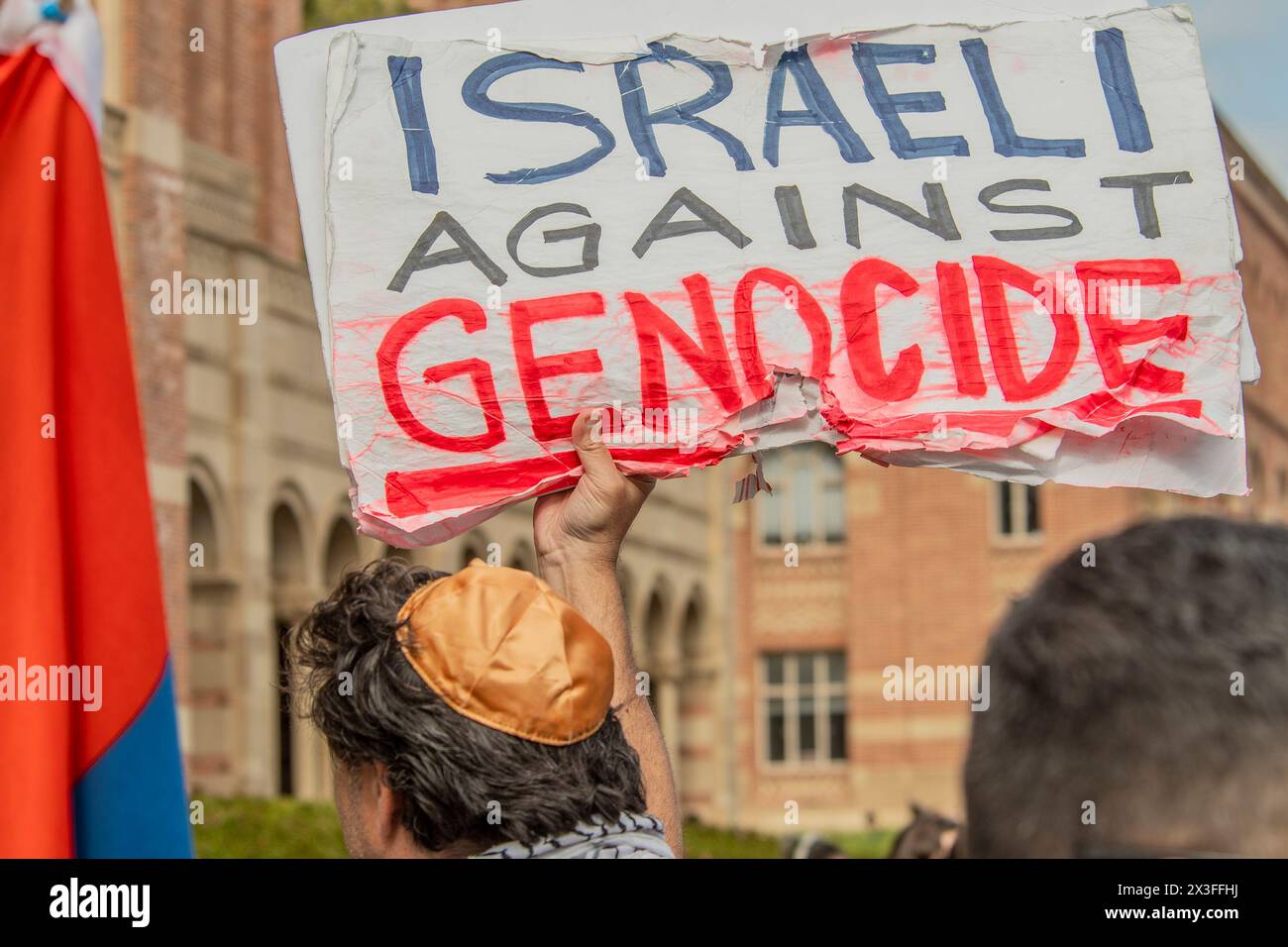 Los Angeles, États-Unis. 26 avril 2024. Des manifestants ont installé un camp sur le campus de l'UCLA jeudi matin en solidarité avec d'autres manifestations pro-palestiniennes dans des universités à travers les États-Unis. (Photo d'Alberto Sibaja/Pacific Press) crédit : Pacific Press Media production Corp./Alamy Live News Banque D'Images