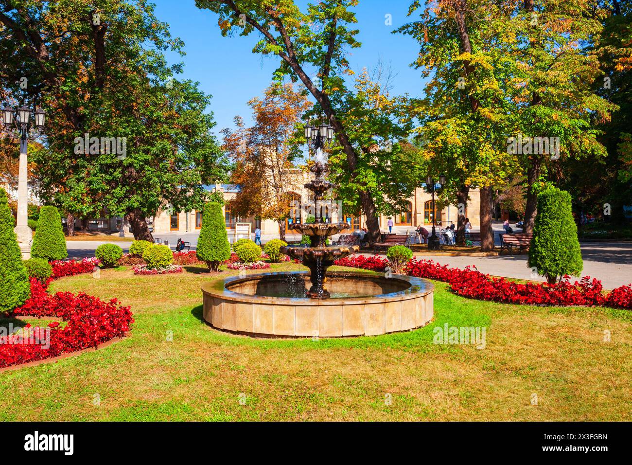 Fontaine dans le parc du boulevard Kurortny à Kislovodsk, une ville thermale dans la région des eaux minérales caucasiennes, Stavropol Krai en Russie Banque D'Images