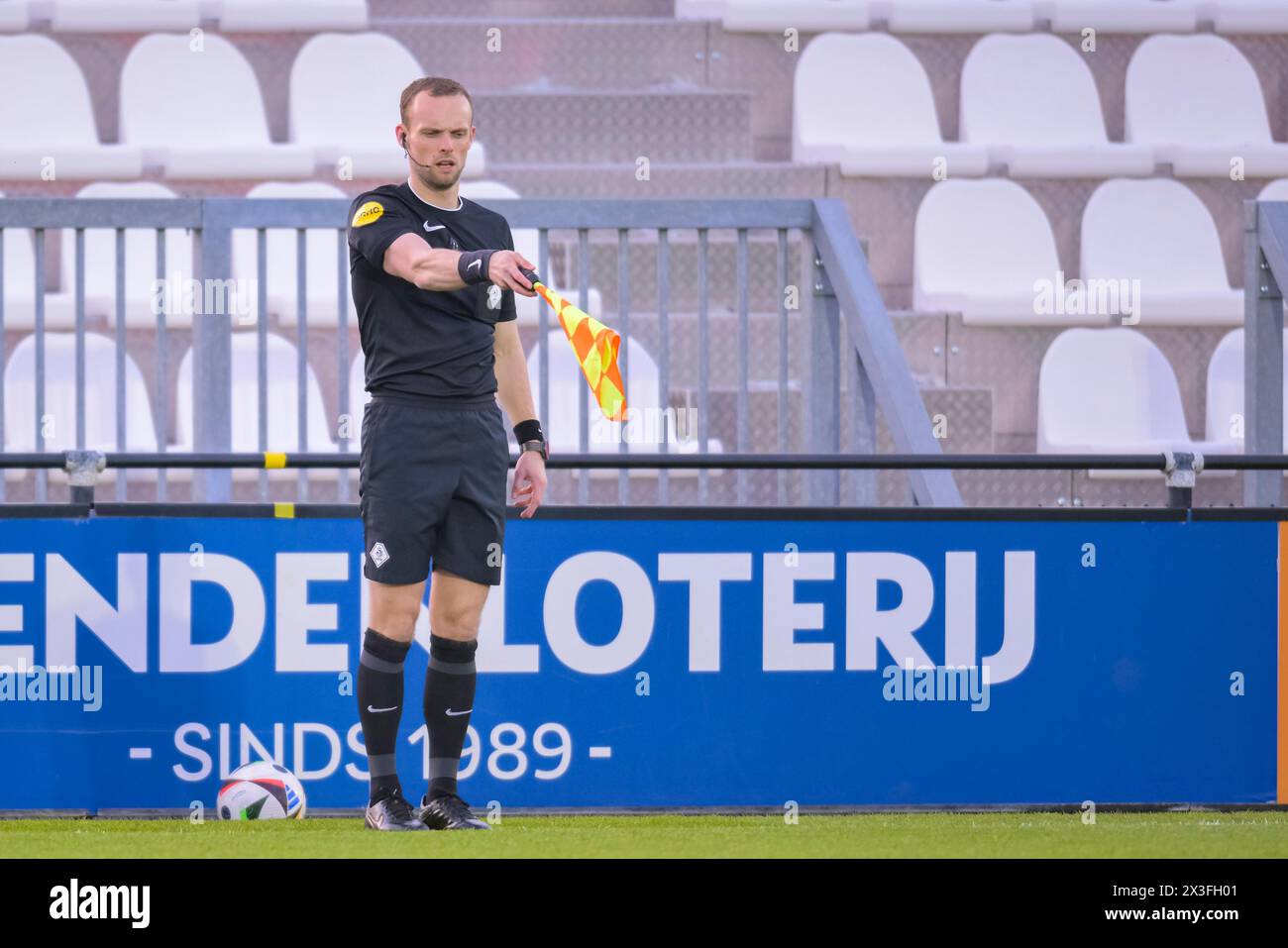 Amsterdam, pays-Bas. 26 avril 2024. AMSTERDAM, PAYS-BAS - AVRIL 26 : Rik ter Hoeve assistant arbitre en action lors du match néerlandais Keuken Kampioen Divisie entre Jong Ajax et Roda JC au Sportpark de toekomst le 26 avril 2024 à Amsterdam, pays-Bas. (Photo de Jan Mulder/Orange Pictures) crédit : Orange pics BV/Alamy Live News Banque D'Images