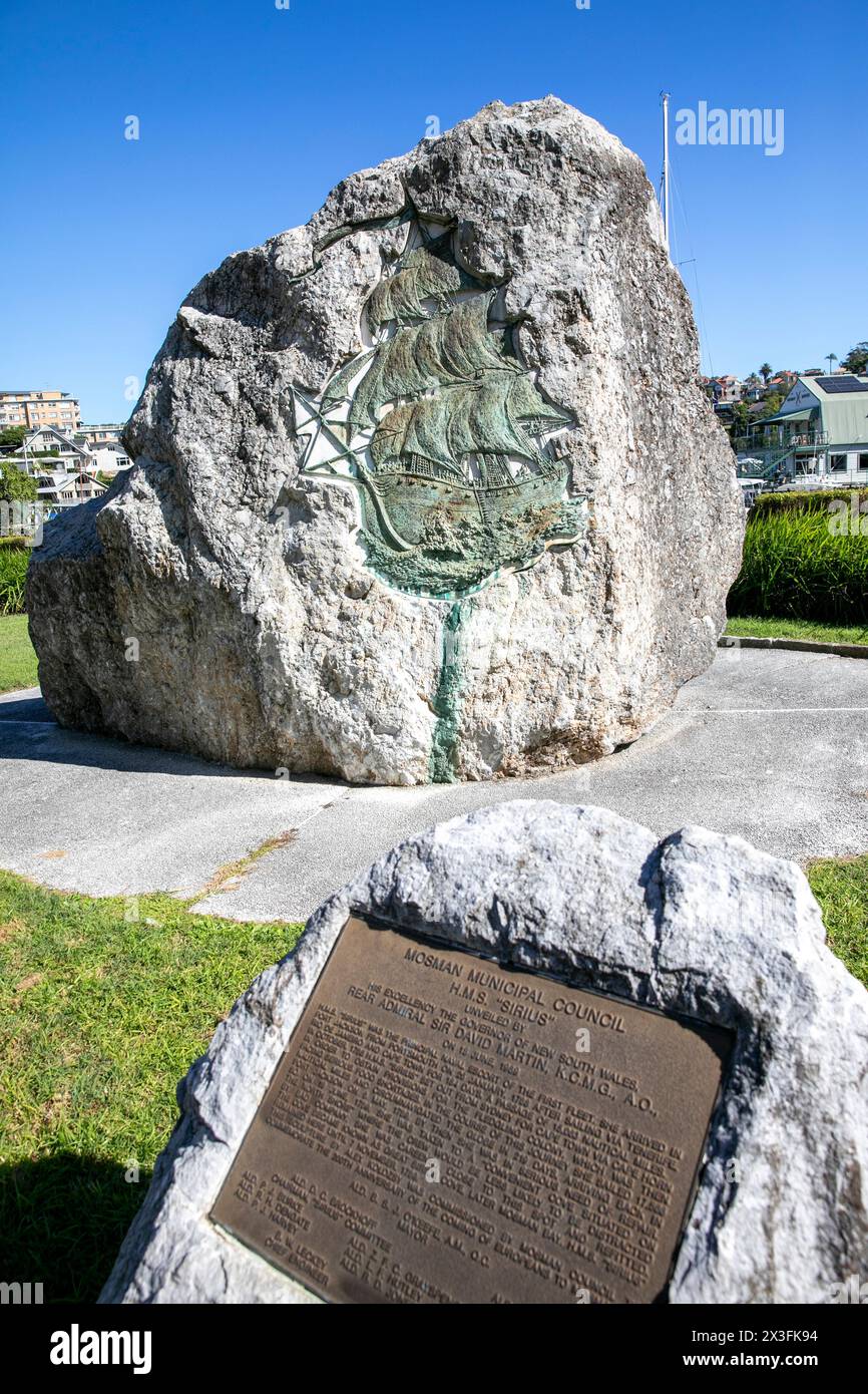 Le navire amiral HMS Sirius de la première flotte, plaque and 1989 bas relief célèbre les 200 ans de la colonisation européenne à Mosman, Sydney, Australie Banque D'Images