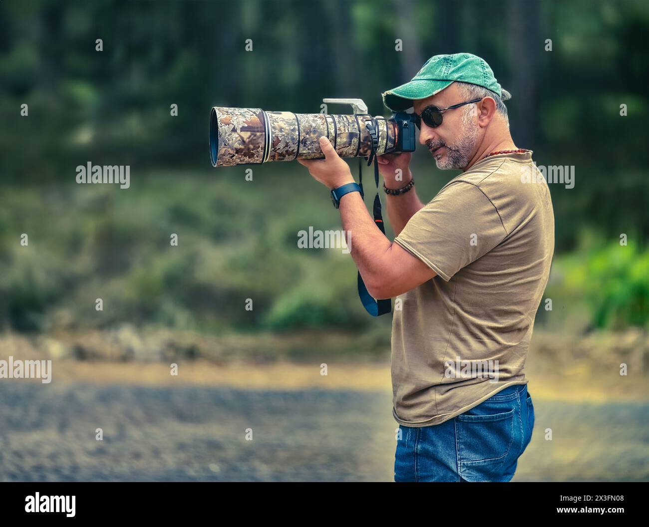 Un photographe de la nature photographiant des oiseaux. Banque D'Images