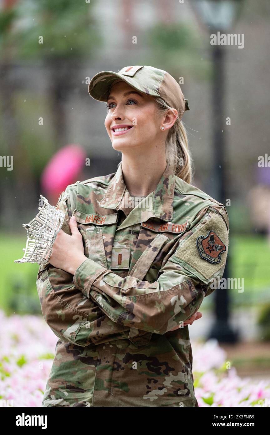 La Nouvelle-Orléans, États-Unis d'Amérique. 21 mars 2024. Madison Marsh, couronnée Miss America 2024, pose dans son uniforme de combat et sa couronne, le 21 mars 2024, à la Nouvelle-Orléans, en Louisiane. Marsh, diplômée de l'US Air Force Academy âgée de 22 ans, est le premier officier militaire en service actif à détenir la couronne en tant que Miss Amérique. Crédit : Miriam Thurber/U.S. Air Force photo/Alamy Live News Banque D'Images