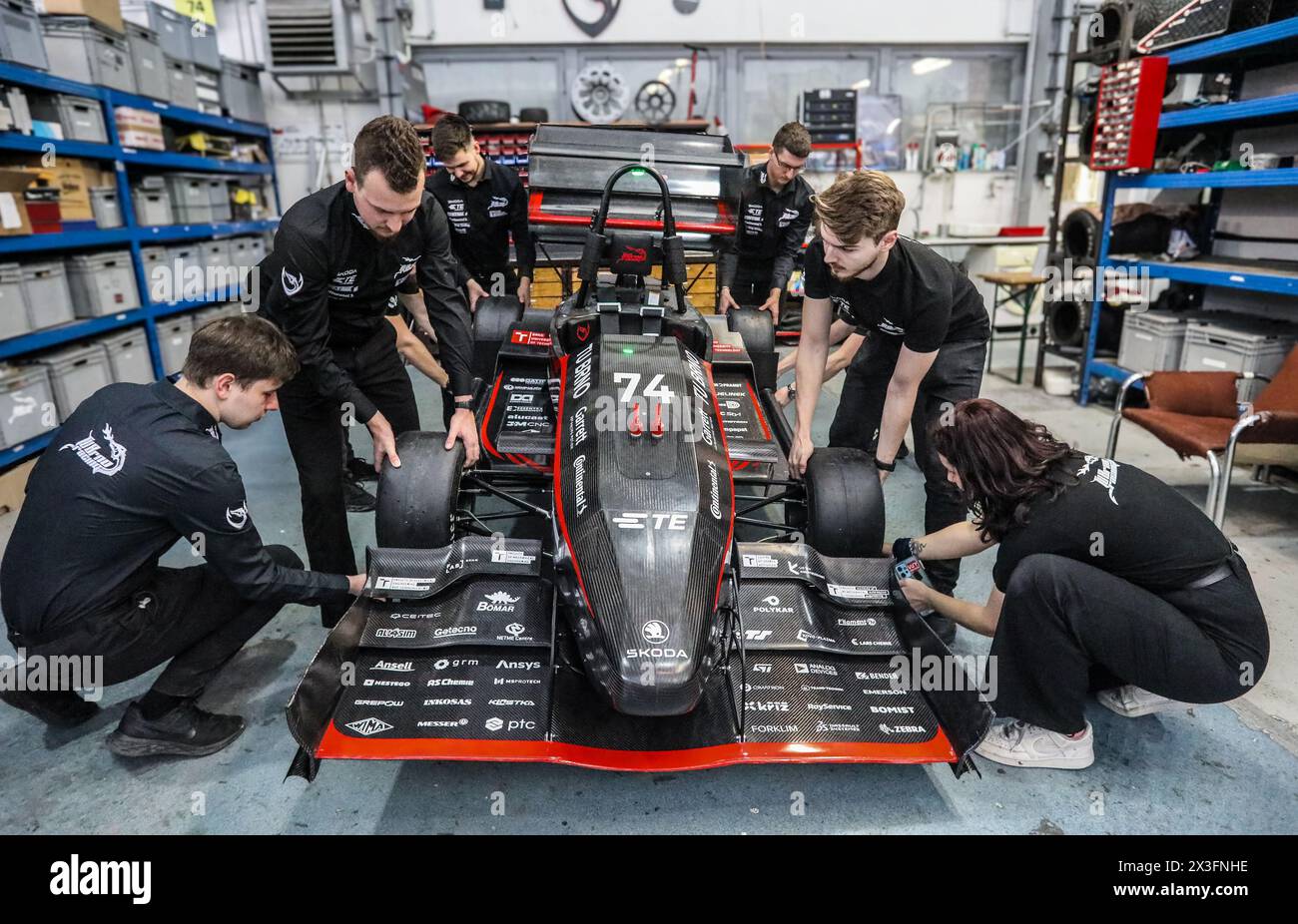 Brno, République tchèque. 25 avril 2024. Les étudiants de l'Université technique de Brno présentent la formule Dragon e4 à Brno, République tchèque, le 25 avril 2024. Cette année, les étudiants de l'Université de technologie de Brno participeront aux Formula Student World Series. Crédit : Monika Hlavacova/CTK photo/Alamy Live News Banque D'Images