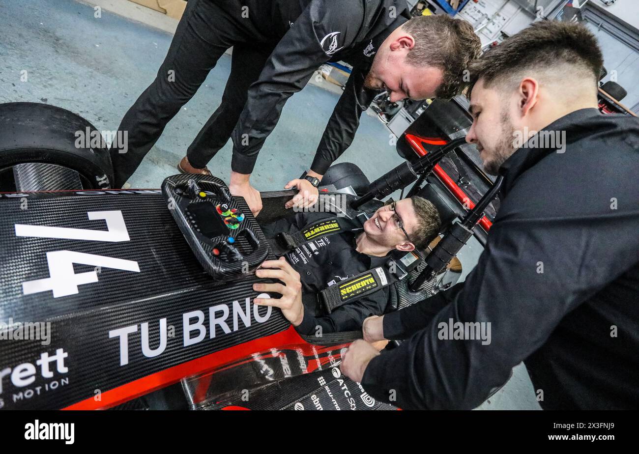 Brno, République tchèque. 25 avril 2024. Les étudiants de l'Université technique de Brno présentent la formule Dragon e4 à Brno, République tchèque, le 25 avril 2024. Cette année, les étudiants de l'Université de technologie de Brno participeront aux Formula Student World Series. Crédit : Monika Hlavacova/CTK photo/Alamy Live News Banque D'Images