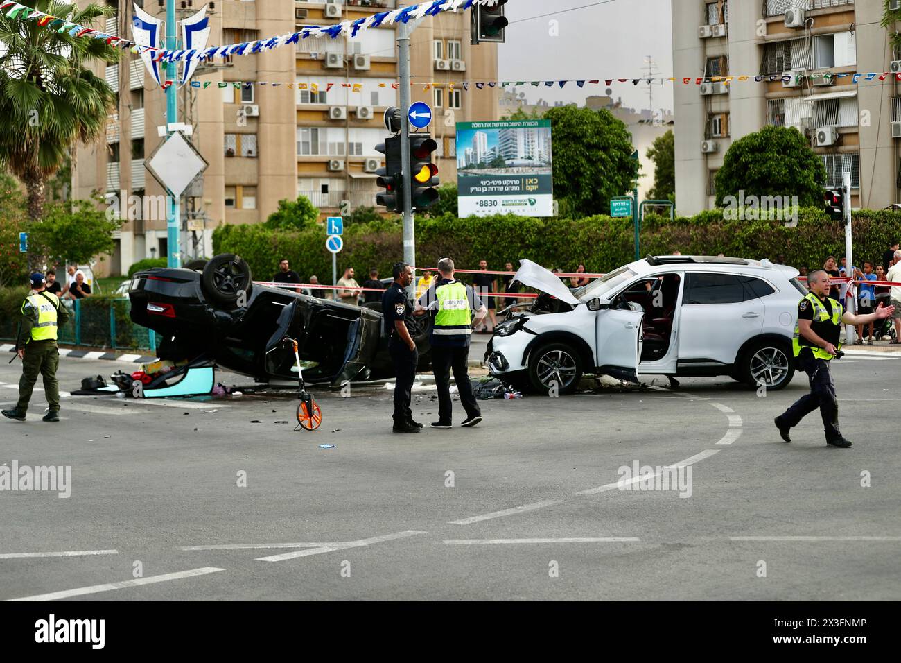 Ramla, Israël. 26 avril 2024. La police israélienne travaille sur le site d'un accident de voiture dans lequel le ministre israélien de la sécurité nationale, Itamar Ben-Gvir, a été légèrement blessé à Ramla, en Israël, le 26 avril 2024. Ben-Gvir a été légèrement blessé après que sa voiture a passé un feu rouge vendredi après-midi à Ramla. Crédit : Jamal Awad/Xinhua/Alamy Live News Banque D'Images