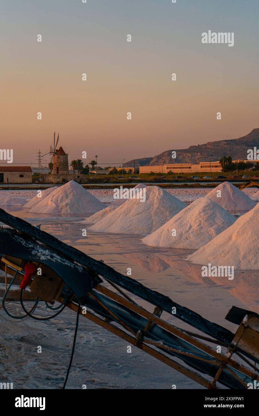 Vieux moulin à vent à Saline di Trapani e Paceco au coucher du soleil, Sicile. Banque D'Images