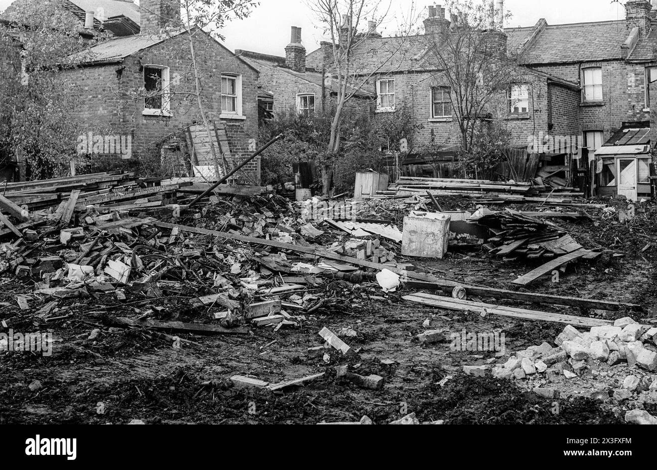 1976 photo d'archives de maisons en partie démolies à William Street, Finchley. Banque D'Images