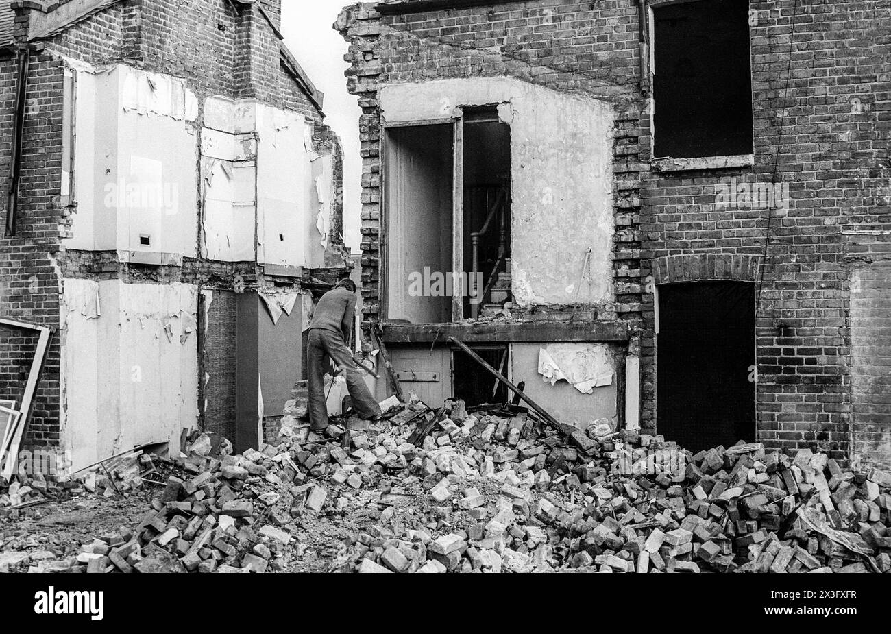 1976 photo d'archives de maisons en partie démolies à William Street, Finchley. Banque D'Images