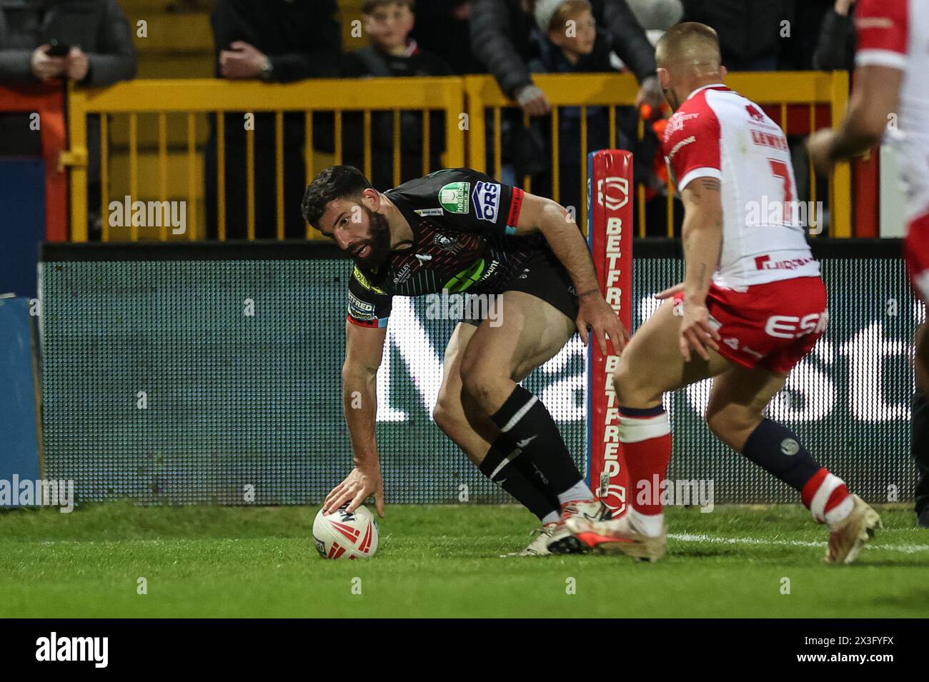 Abbas Miski de Wigan Warriors va pour essayer de faire 18-4 lors du match de la Betfred Super League Round 9 Hull KR vs Wigan Warriors au Sewell Group Craven Park, Kingston upon Hull, Royaume-Uni, 26 avril 2024 (photo par Mark Cosgrove/News images) Banque D'Images