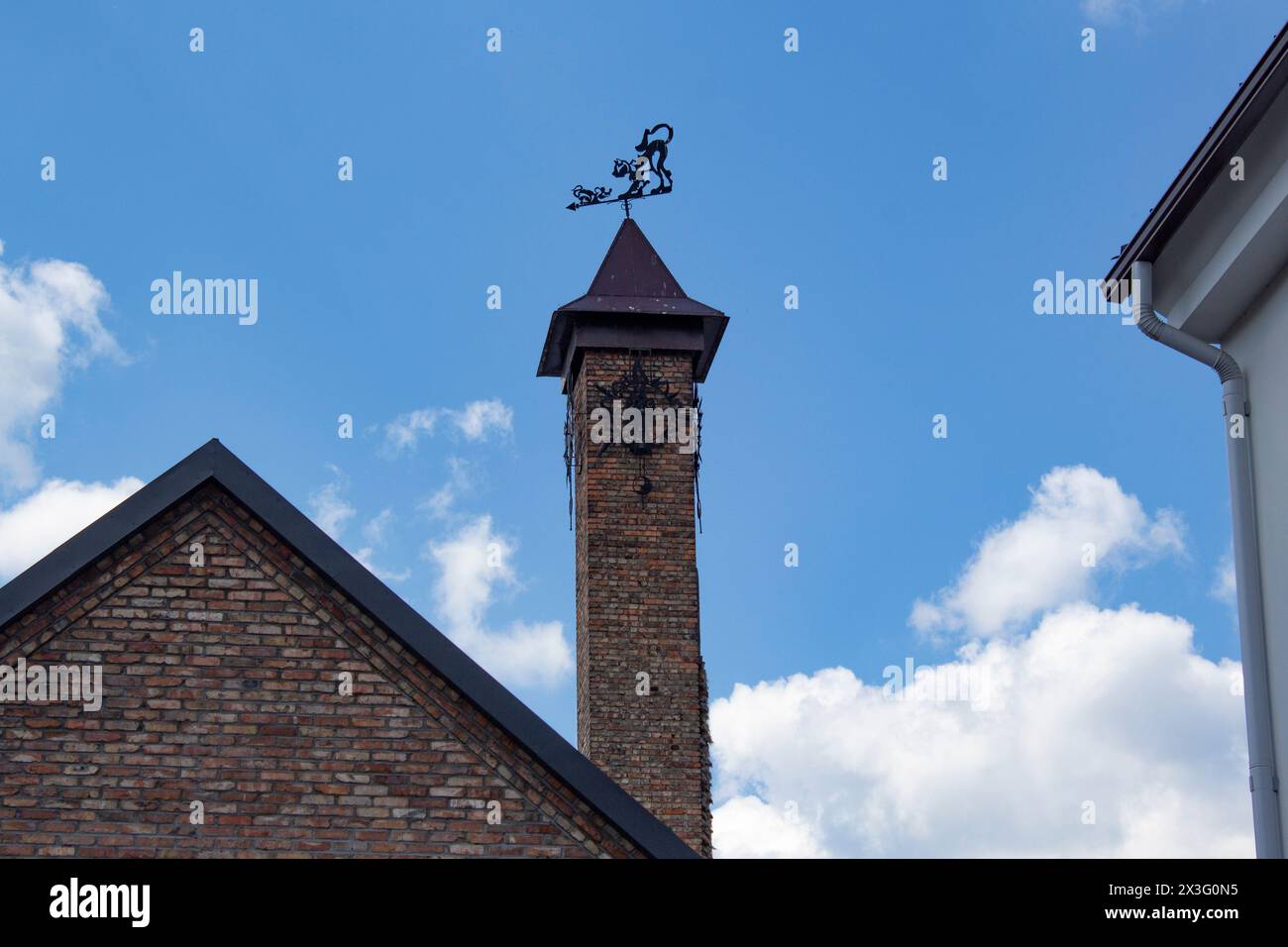 Outhouse en fer sur une tour de l'horloge contre un ciel bleu. La terrasse est en métal sous la forme d'un chat et d'une souris. Architecture urbaine Banque D'Images