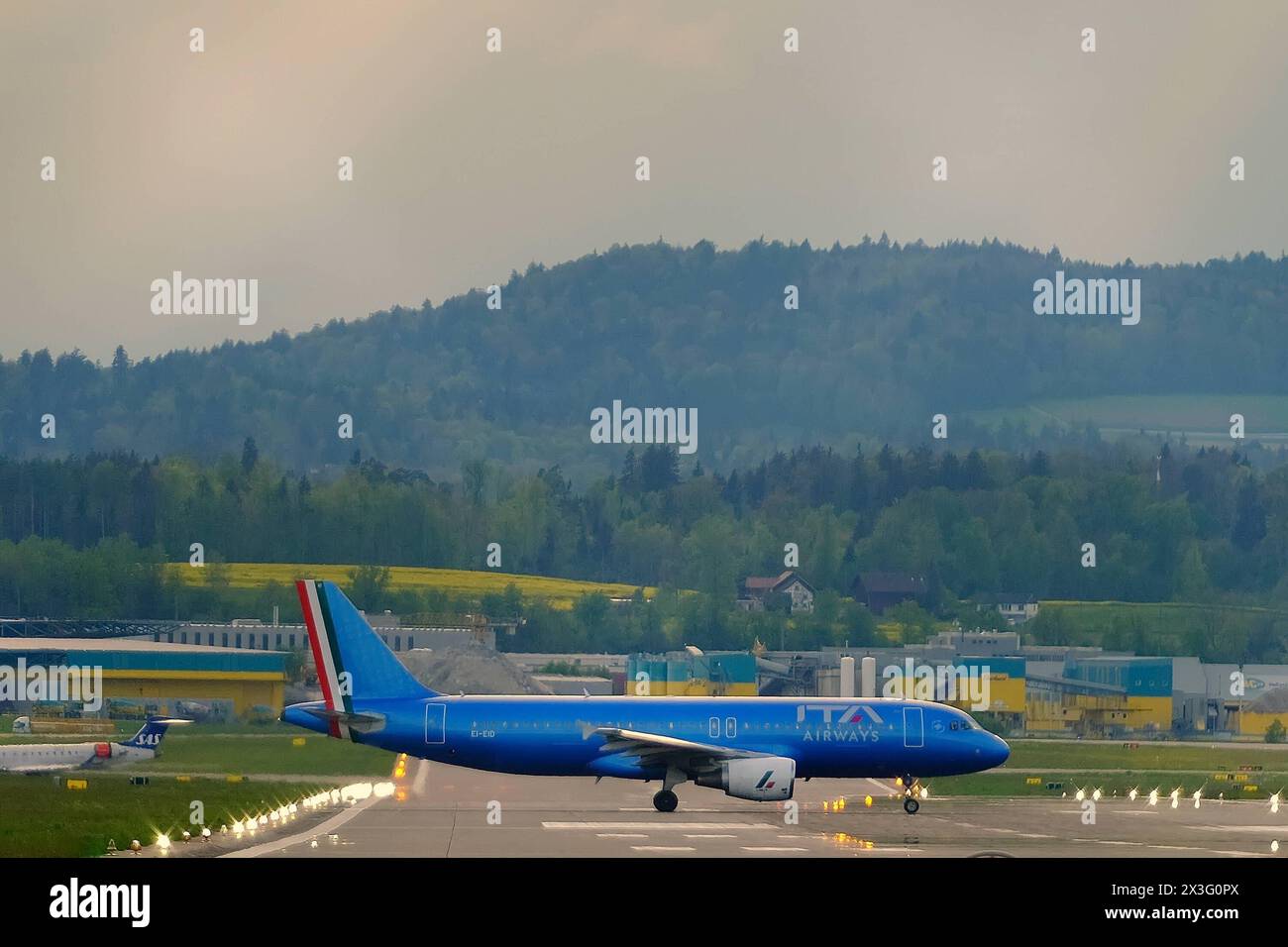 DATE RECORD NON INDIQUÉE EI-EID ITA Airways Airbus A320-216 traverse la piste 28 à l'aéroport de Kloten, Zurich Copyright : xSergioxBrunettix Banque D'Images