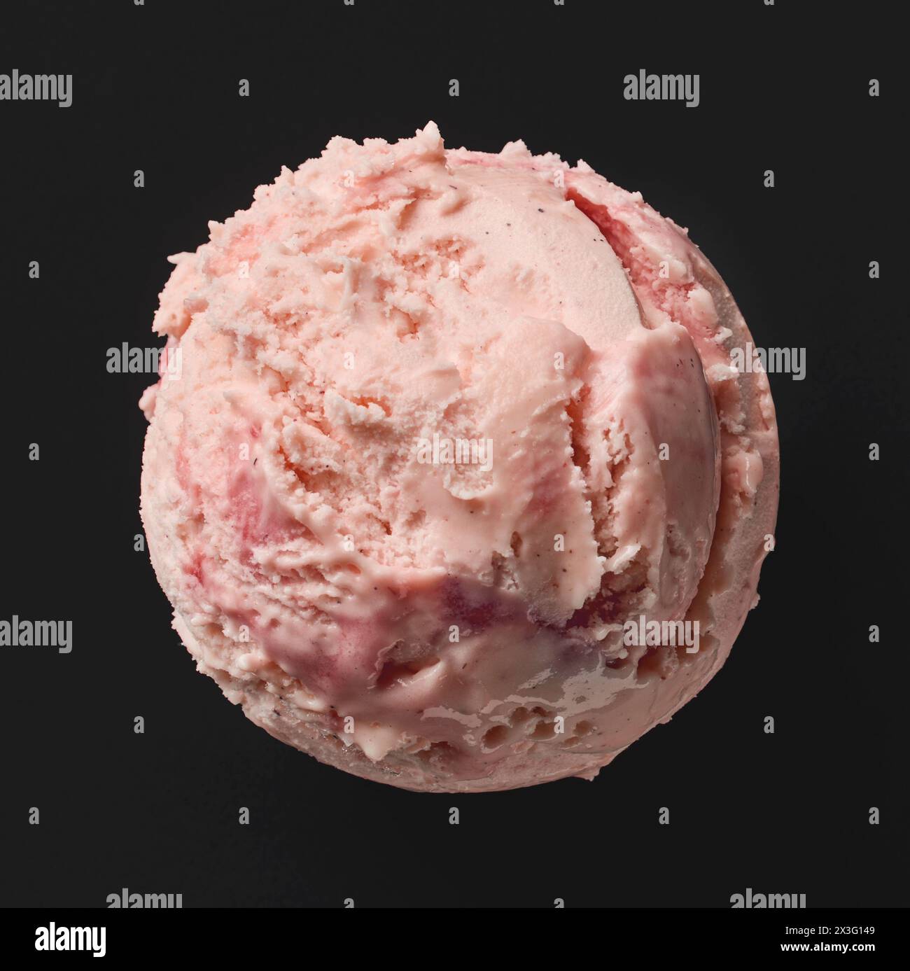 boule de crème glacée à la fraise rose isolée sur fond noir, vue de dessus Banque D'Images