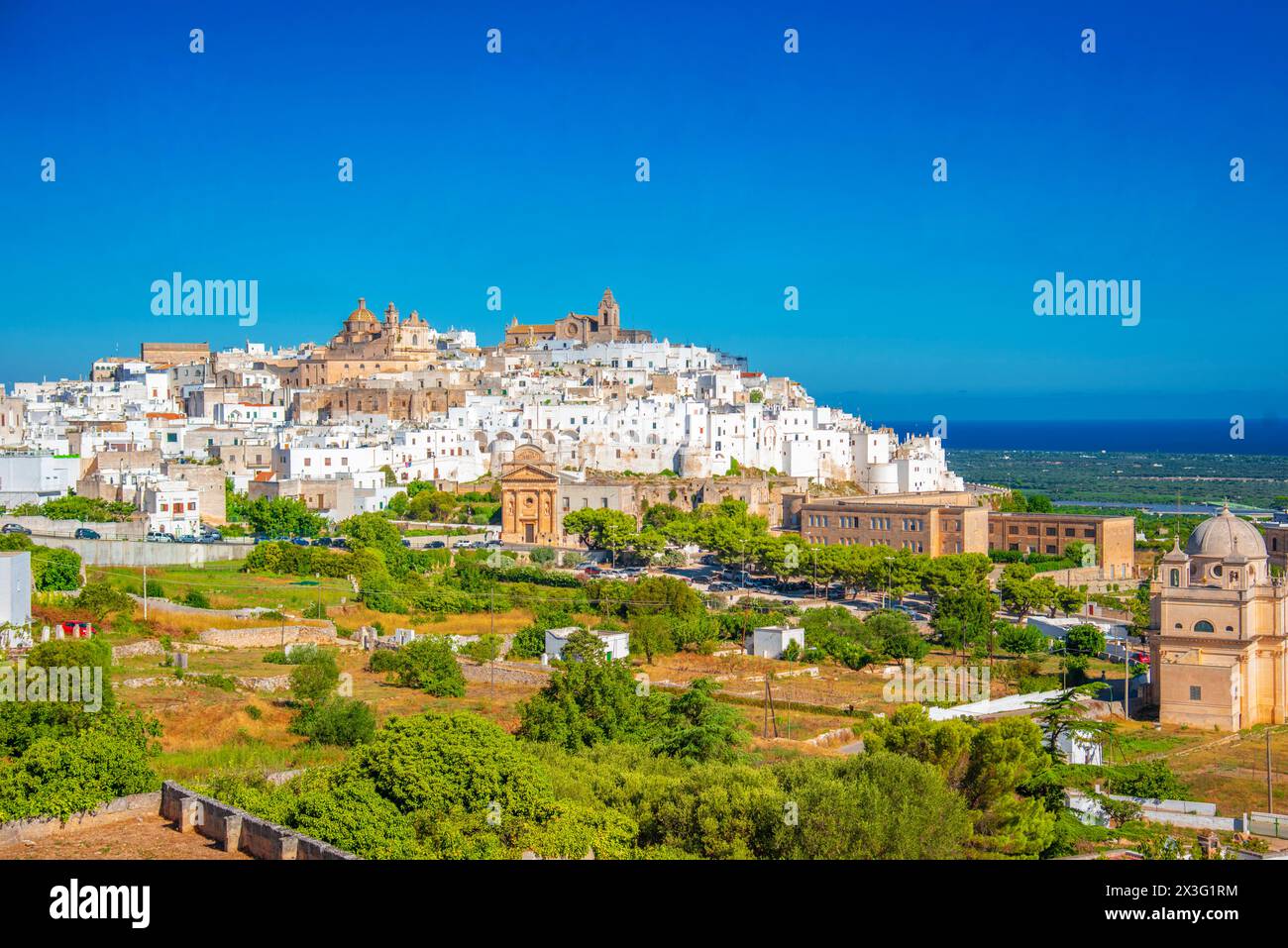 Vue panoramique sur Ostuni (ville Blanche). Pouilles, Italie. Banque D'Images