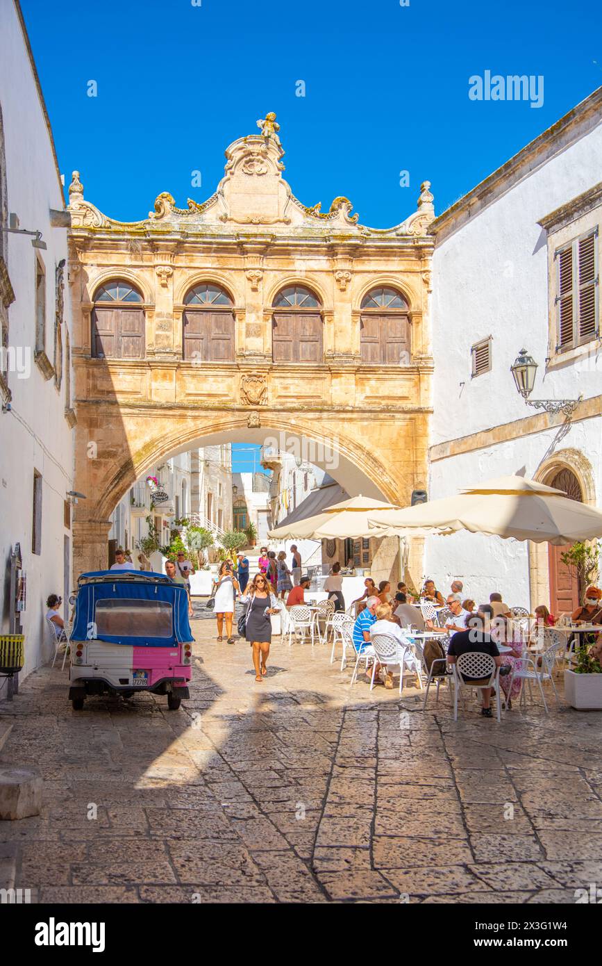 Arco Scoppa dans le centre historique d'Ostuni (ville Blanche). Banque D'Images