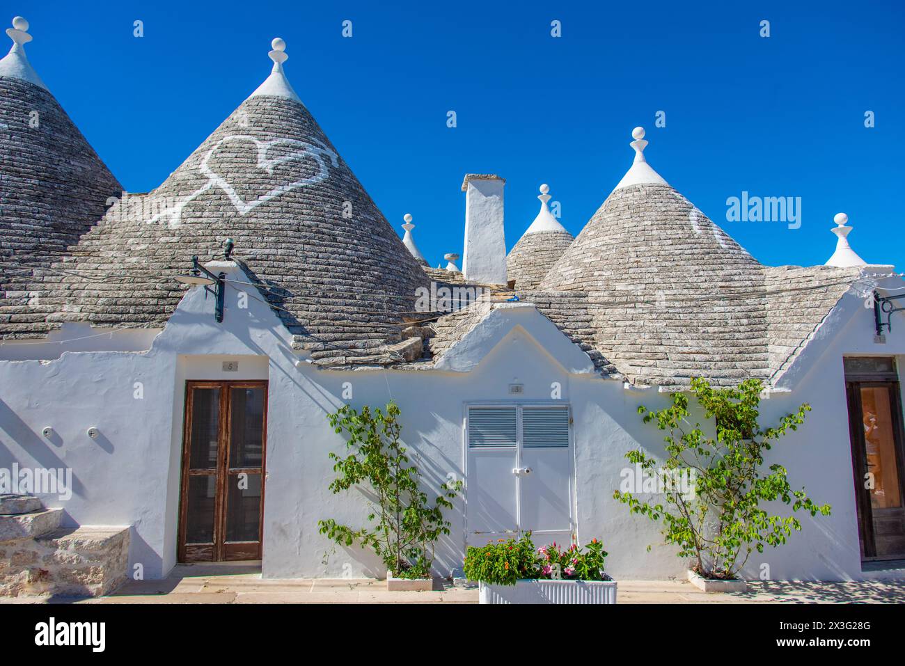 Vue panoramique sur Alberobello Trulli. Trullo est une cabane traditionnelle des Pouilles en pierre sèche avec un toit conique. Banque D'Images