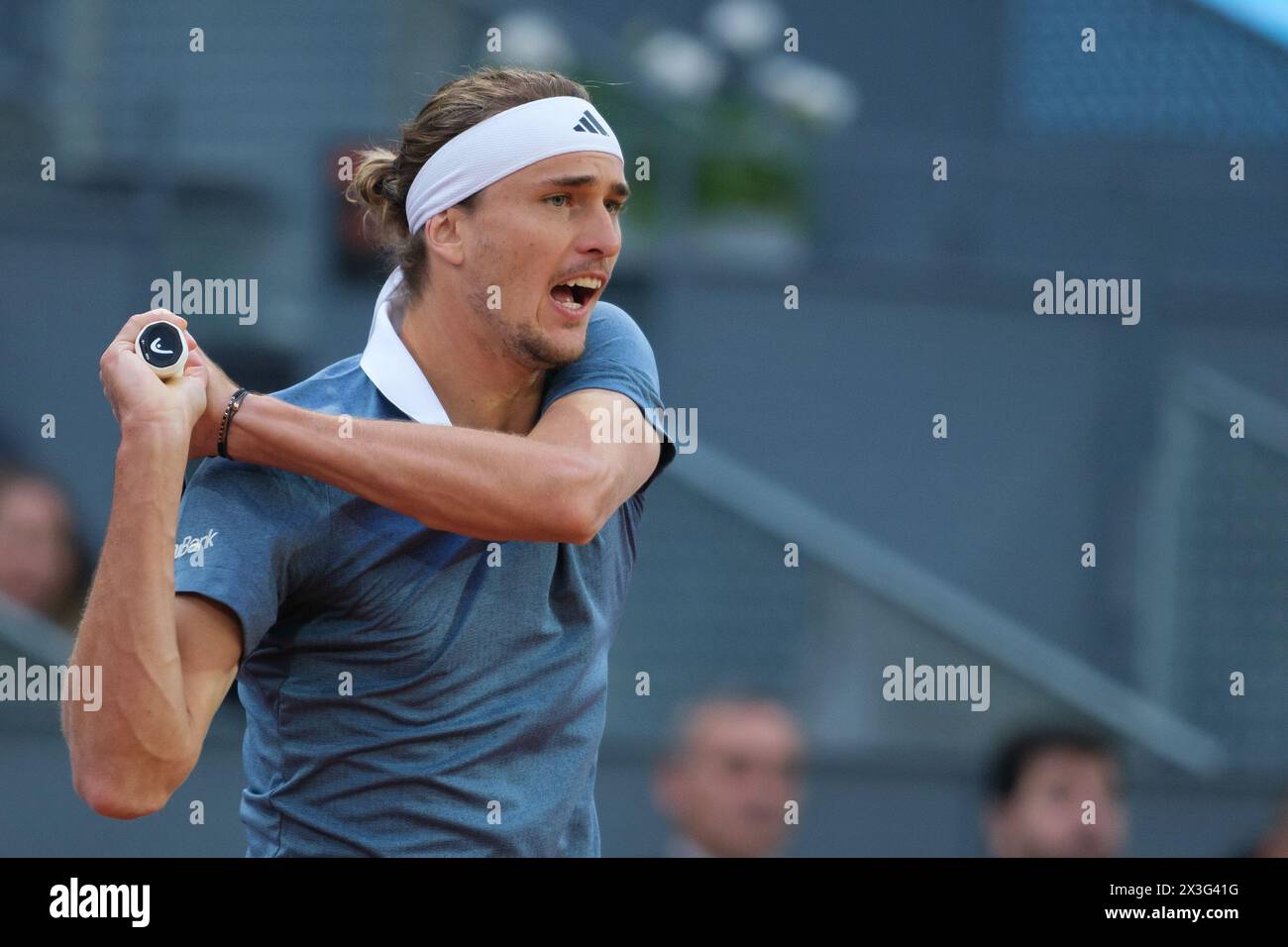 Alexander Zverev d'Allemagne contre Borna Coric lors de leur match de deuxième tour en simple masculin le quatrième jour de l'Open Mutua de Madrid à la Caja Magica Banque D'Images