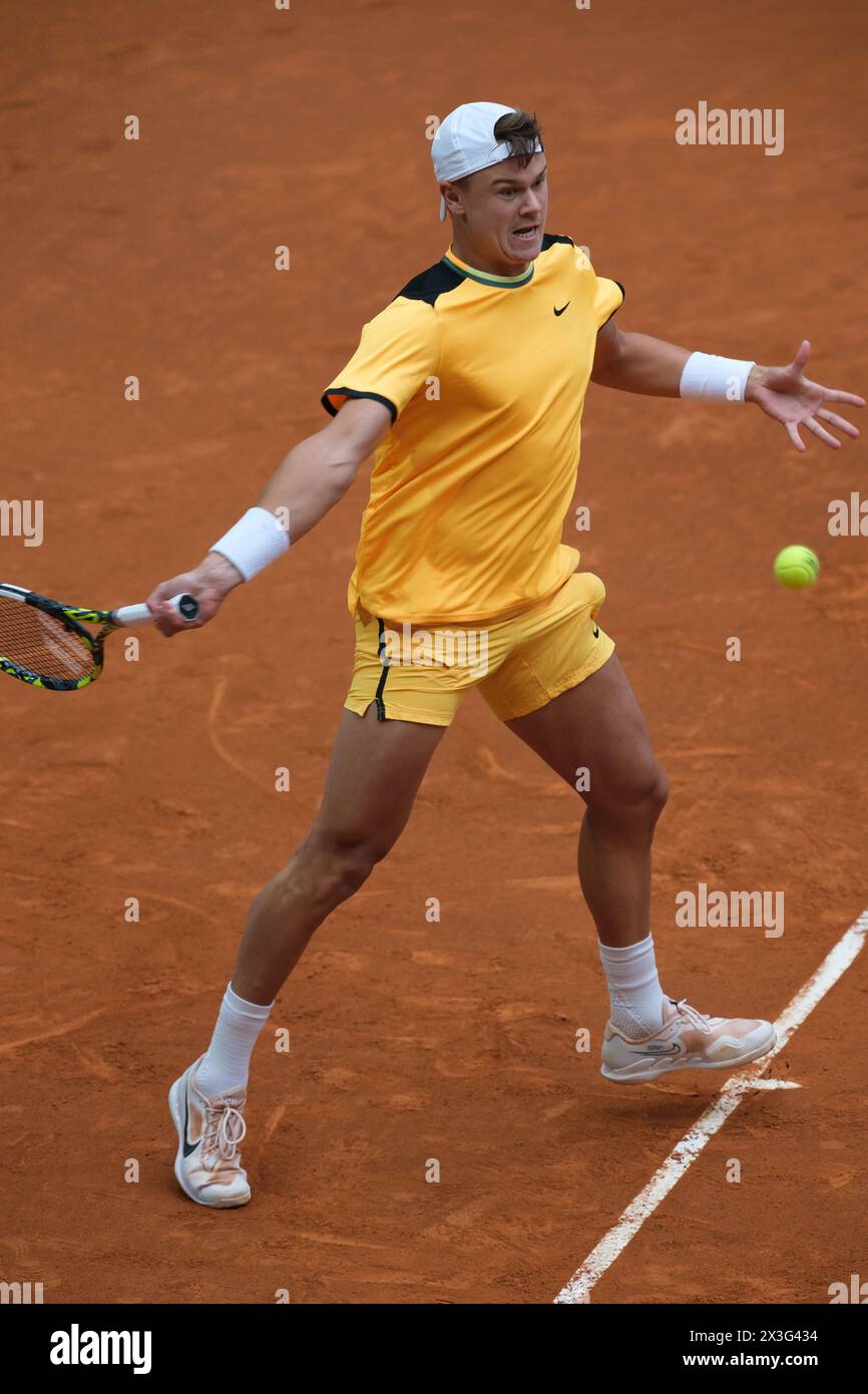 Holger Rune de Norvège contre Mariano Navone lors de leur match de deuxième tour le quatrième jour du Mutua Madrid Open à la Caja Magica le 26 avril 202 Banque D'Images Holger Rune de Norvège contre Mariano Navone lors de leur match de deuxième tour le quatrième jour du Mutua Madrid Open à la Caja Magica le 26 avril 202 Banque D'Images