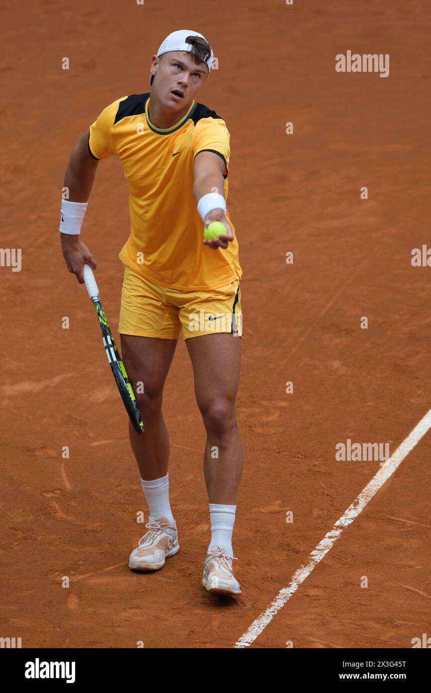 Holger Rune de Norvège contre Mariano Navone lors de leur match de deuxième tour le quatrième jour du Mutua Madrid Open à la Caja Magica le 26 avril 202 Banque D'Images Holger Rune de Norvège contre Mariano Navone lors de leur match de deuxième tour le quatrième jour du Mutua Madrid Open à la Caja Magica le 26 avril 202 Banque D'Images