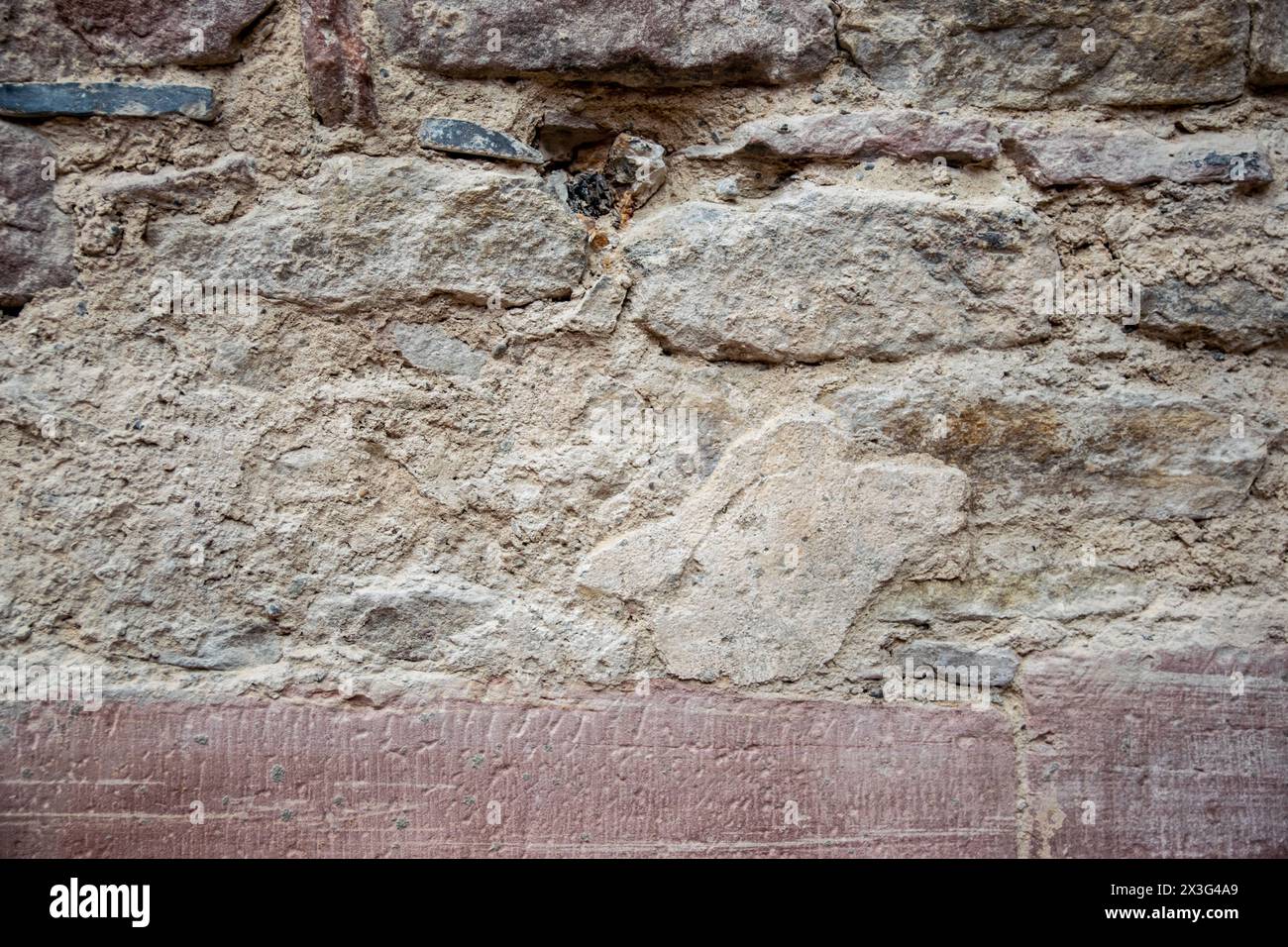 Mur de pierre structurel de l'ancien bâtiment. Fond de bloc de tuile de pierre grise avec texture horizontale de brique grise. Banque D'Images