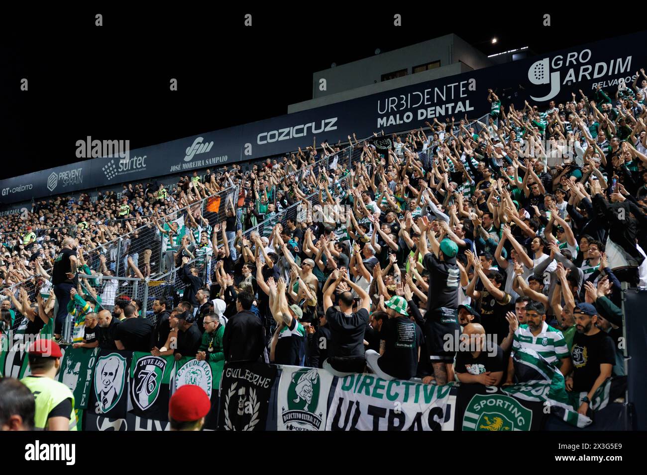 Les fans de Sporting pendant le match de Liga Portugal entre le FC Famalicao et le Sporting CP à l'Estadio Municipal de Famalicao, Vila Nova de Famalicao, Portugal. Banque D'Images