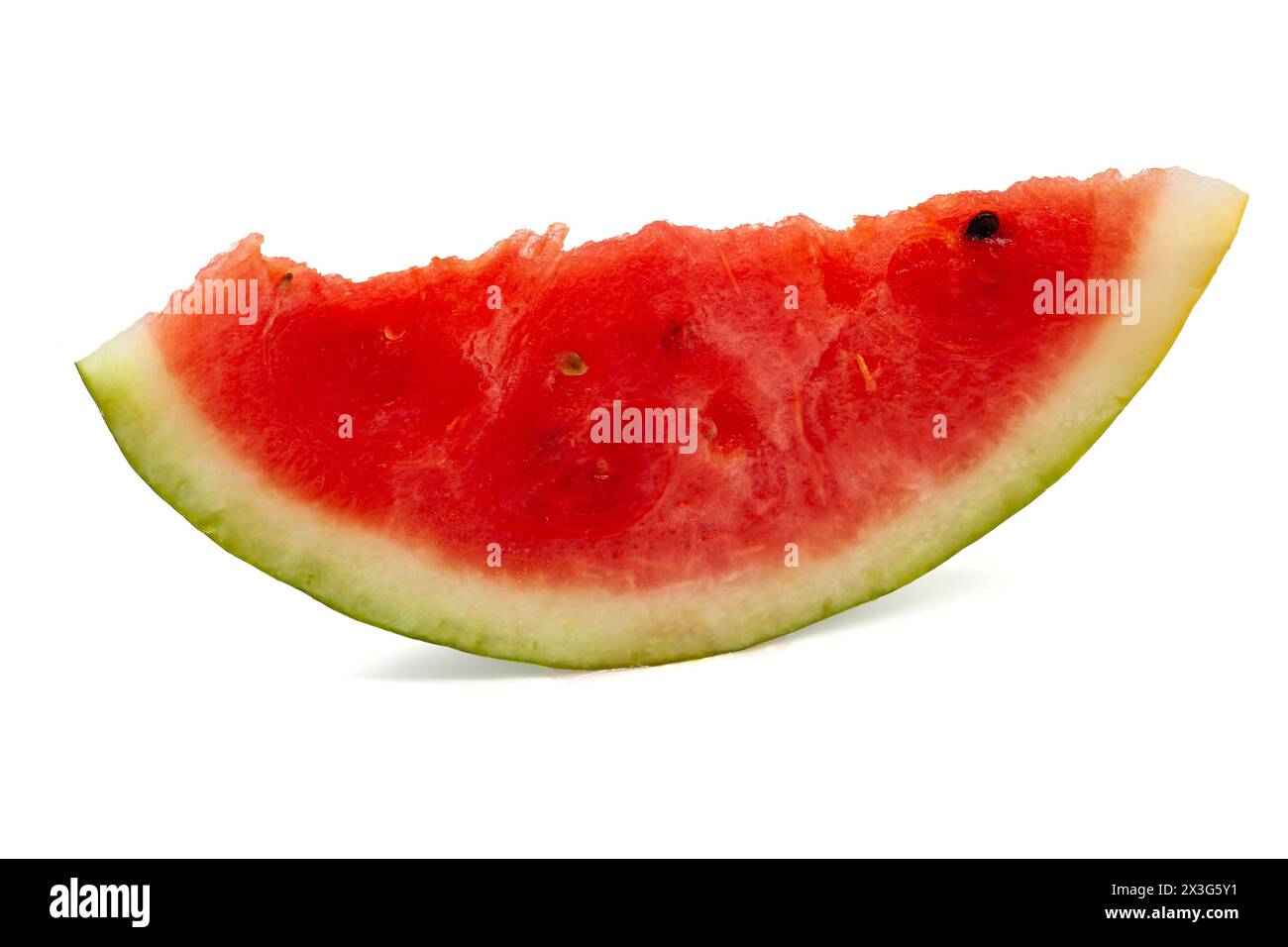 Pastèque rouge mûre avec croûte verte coupée en morceaux de différentes tailles avec des graines noires sur fond blanc. Macrophotographie professionnelle en studio Banque D'Images