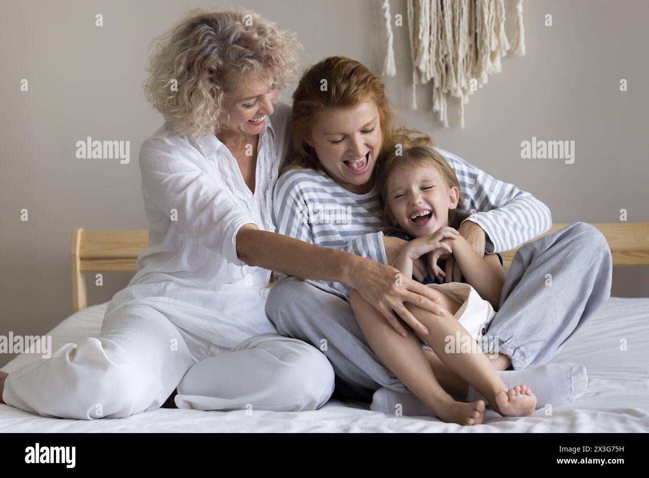 Petite fille profiter du temps de jeu avec la jeune mère et grand-mère plus âgée Banque D'Images