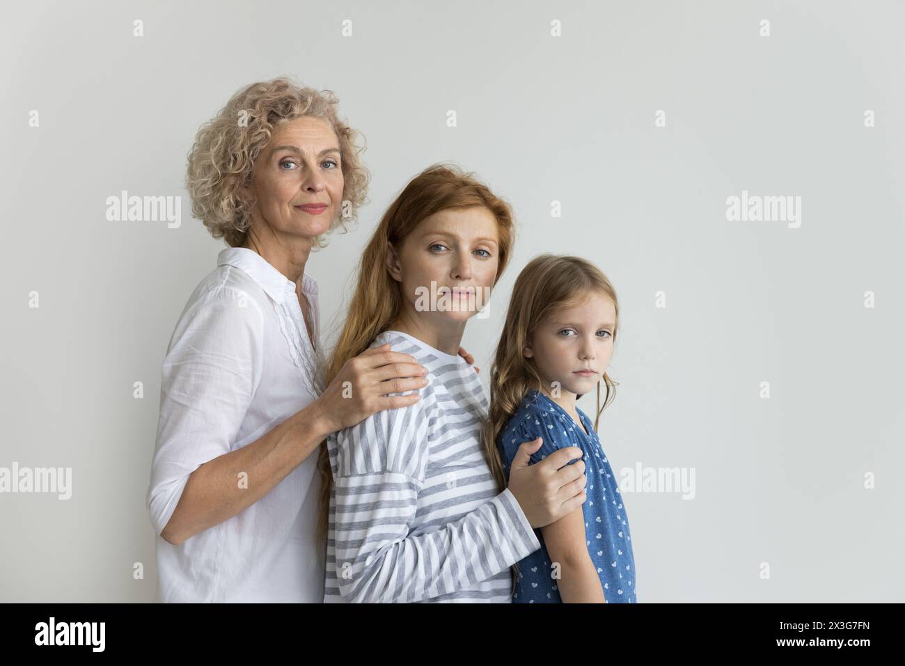 Femmes multigénérationnelles regardant la caméra posant en studio Banque D'Images