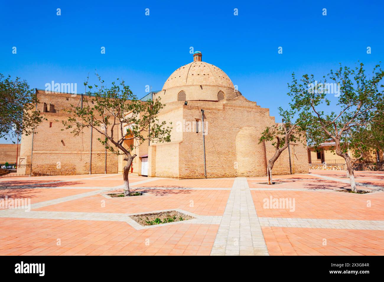 La mosquée Bolo Haouz ou Bolo Khauz est une mosquée historique, située en face de la forteresse Ark à Boukhara, en Ouzbékistan Banque D'Images