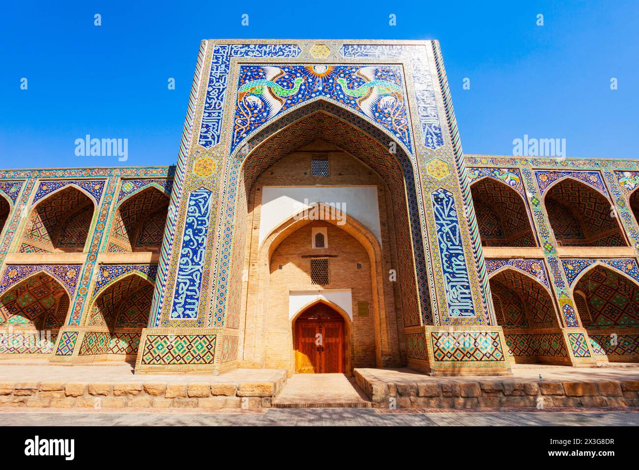 Nadir Divan Beghi Madrasah fait partie du complexe Lyabi Hauz madrasa de la ville de Boukhara, en Ouzbékistan Banque D'Images