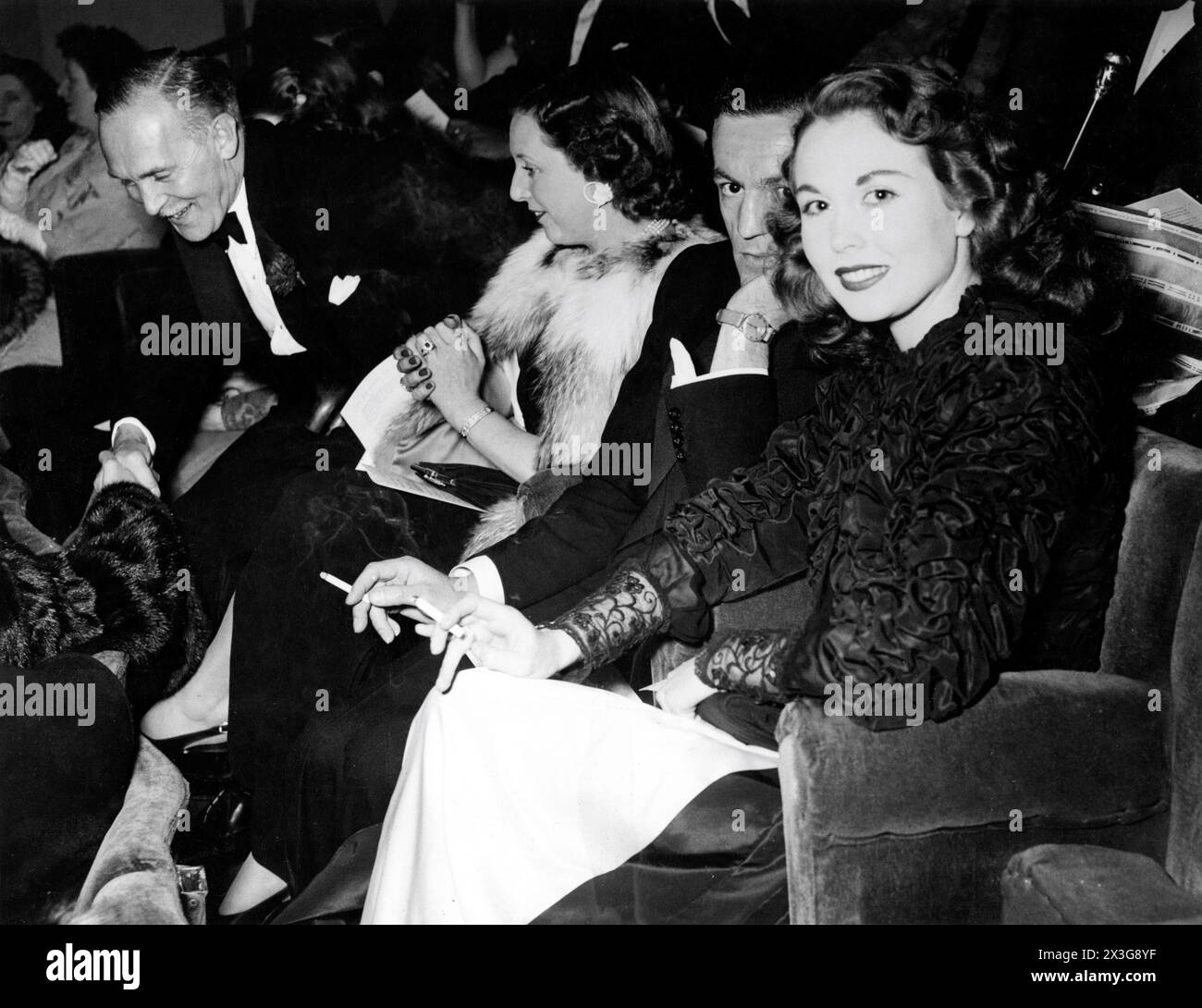 HAZEL COURT (à droite) lors de la première au cinéma New Gallery, Regent Street, Londres en juin 1947 de GOOGIE WITHERS JEAN KENT et JOHN McCallum dans LES AMOURS DE JOANNA GODDEN 1947 réalisateurs CHARLES FREND et (non crédité) ROBERT HAMER roman Sheila Kaye-Smith scénario H.E. Bates Music Ralph Vaughan Williams producteur Michael balcon Ealing Studios / General film Distributors (GFD) Banque D'Images