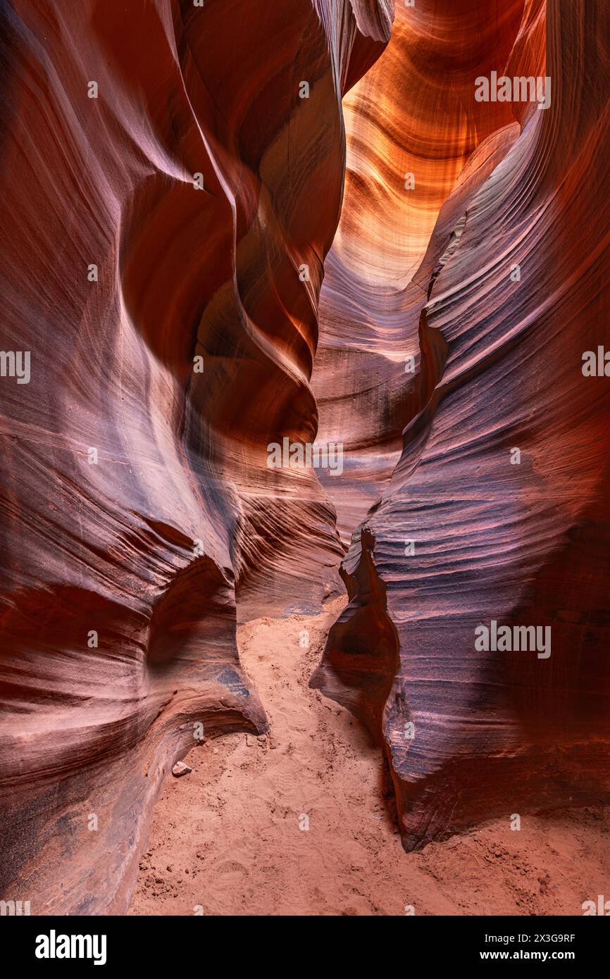 Cardiac slot canyon près de la page Arizona met en évidence le passage étroit, la lumière éclatante étonnante et les motifs complexes qui se forment sur des millions d'entre vous Banque D'Images