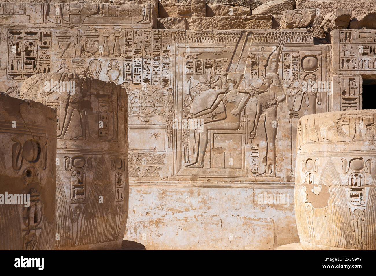 Colonnes de lotus en ruine dans le temple mortuaire de Ramsès III à Medinet Habu sur la Cisjordanie de Louxor, en Égypte Banque D'Images