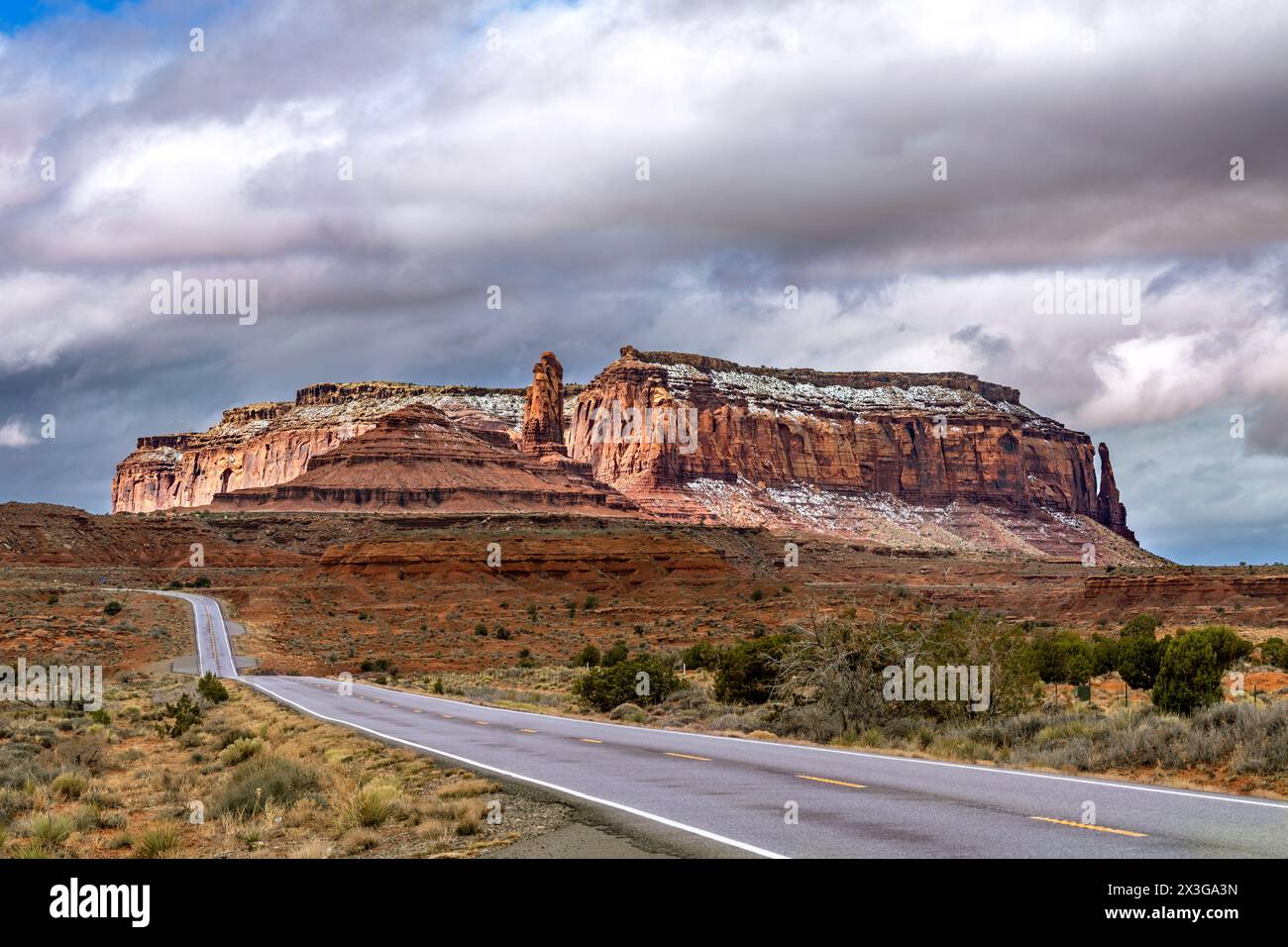 Une belle chaîne de montagnes enneigée le long de l'autoroute 163 à Monument Valley met en valeur les paysages magnifiques et accidentés pour les touristes. Banque D'Images