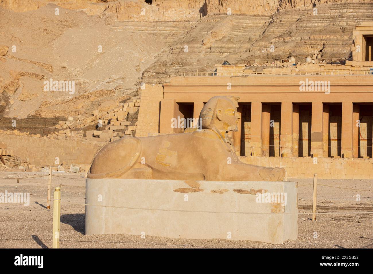 Une statue d'Osiride d'Hatshepsout à la cour inférieure du temple mortuaire d'Hatshepsout à Deir el-Bahari (gouvernorat de Louxor), en Égypte Banque D'Images