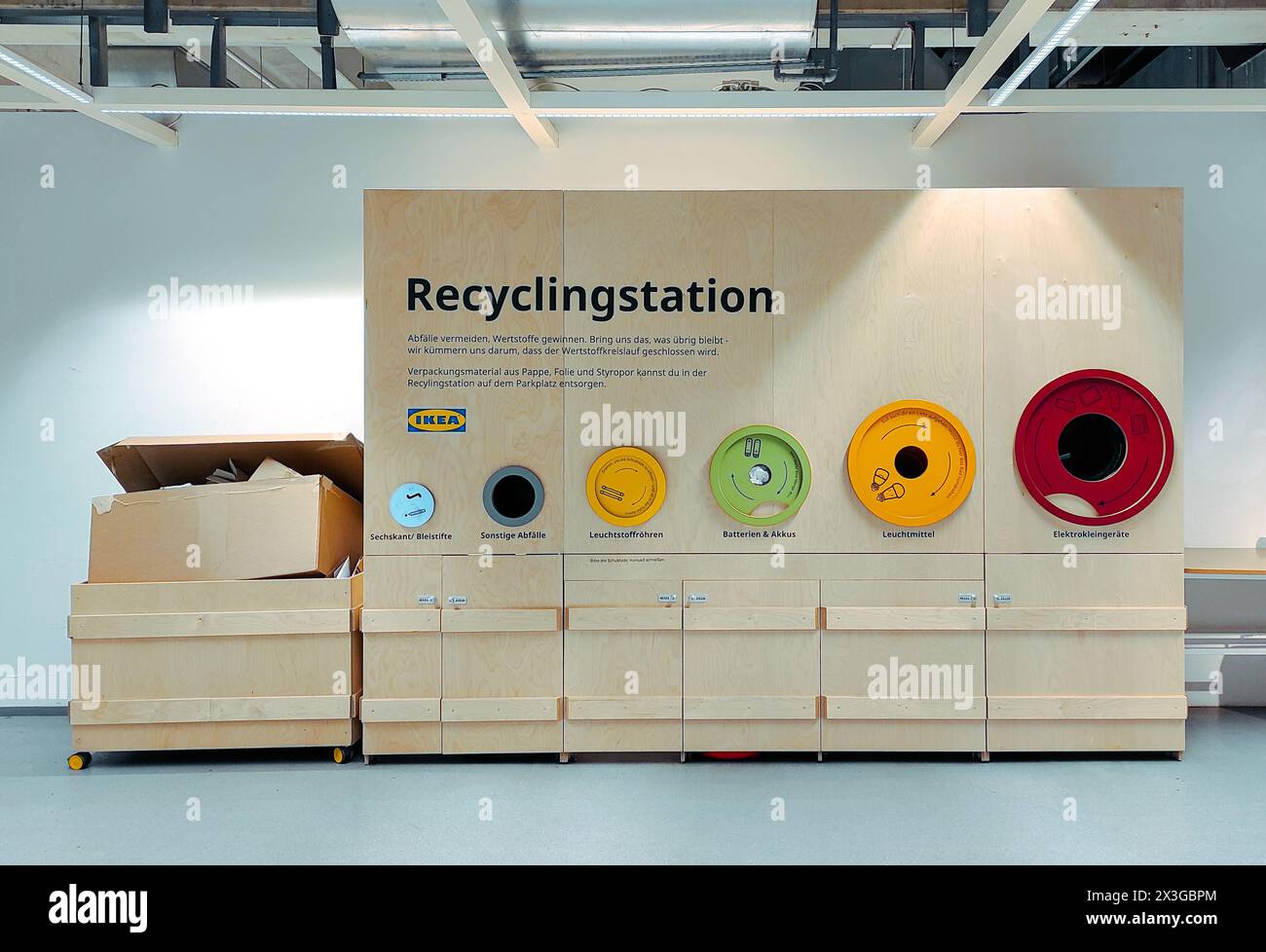 Berlin, Allemagne - 21 février 2024 : station de recyclage IKEA (point de collecte des déchets triés pour recyclage) dans le magasin Ikea Berlin-Tempelhof Banque D'Images