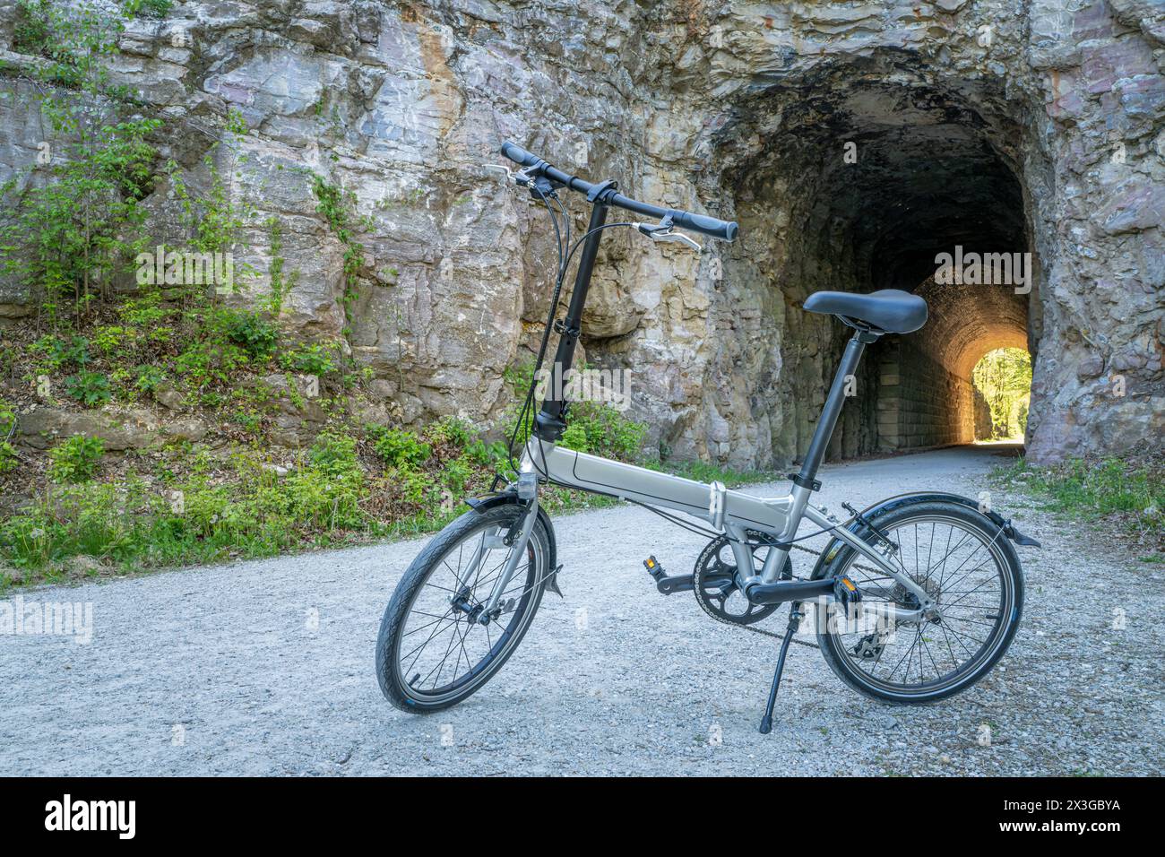 Vélo pliant sur Katy Trail dans un tunnel près de Rocheport, Missouri, paysage printanier. Le Katy Trail est une piste cyclable de 237 km convertie à partir d'un ancien chemin de fer. Banque D'Images