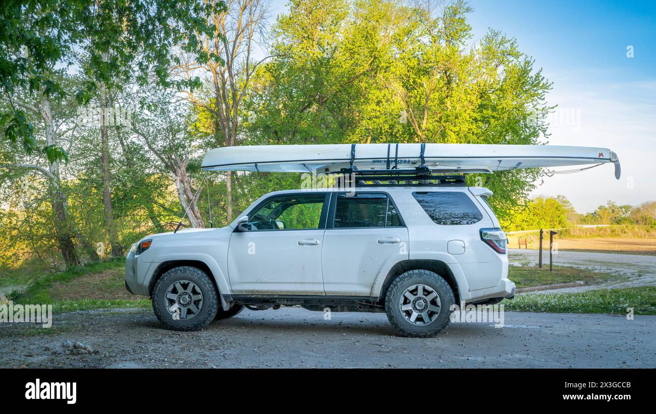 Blackwater, MO, États-Unis - 22 avril 2024 : Toyota 4Runner SUV avec un canoë d'expédition sur des porte-bagages sur une rive de la rivière Lamine dans un paysage printanier. Banque D'Images